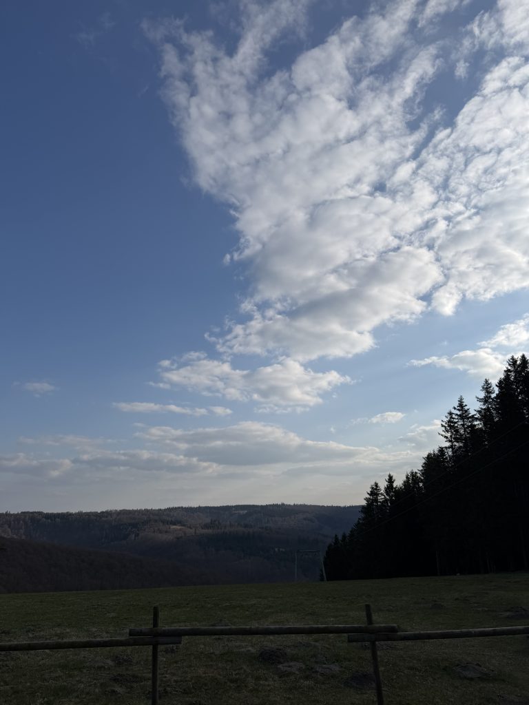 Panoramablick über das Sauerland von der Skihütte Schanze – idealer Ausflugsort nahe den Ferienwohnungen in Hallenberg.