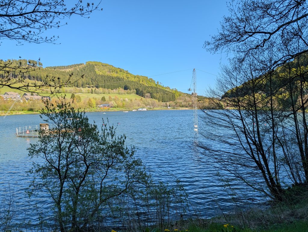 Wasserski-Anlage und Blick über den Hillebachsee in Niedersfeld. Wasserski-Anlage und Blick über den Hillebachsee in Niedersfeld.