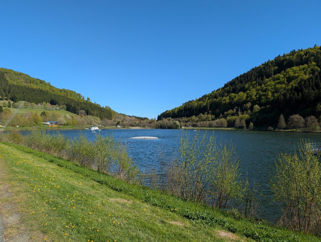 Asphaltierter Rundweg am Hillebachsee – ideal zum Wandern und Radfahren. Asphaltierter Rundweg am Hillebachsee – ideal zum Wandern und Radfahren.