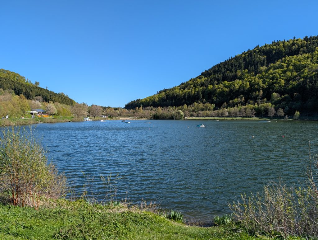 Sommeridylle am Hillebachsee nahe unseren Ferienwohnungen in Hallenberg. Sommeridylle am Hillebachsee nahe unseren Ferienwohnungen in Hallenberg.