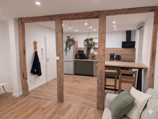 Küche mit Essbereich Moderne Küchenecke mit Holzdetails und Pflanzen in einem hellen Wohnraum.
