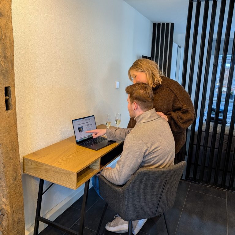 Arbeitsplatz mit Schreibtisch in der Ferienwohnung Hallenberg